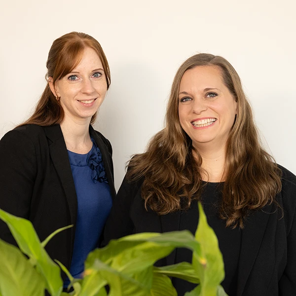 Miriam, HR-Managerin (links) & Svenja Mende, Bereichsleitung (Rechts)